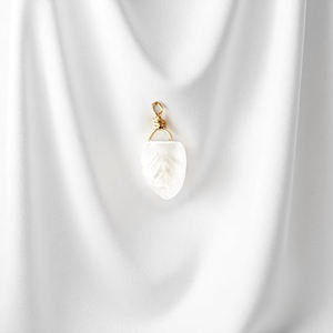 Feuille Sculpture Cristal Quartz Charme Pendentif À La Main Sculpture Pierre Précieuse Pendentif Bijoux Charme En Pierre Naturelle - Product Image 1