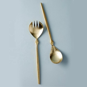 Ensemble de service à salade moderne en laiton écologique, ustensiles de service à salade longs en acier inoxydable plaqué or de haute qualité, compatibles lave-vaisselle - Product Image 1