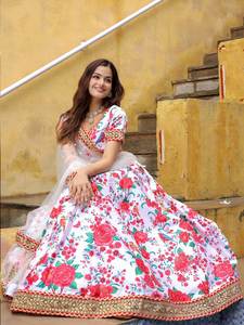 Conjunto de Lehenga Choli de Seda con Estampado Floral Blanco, Blusa Bordada con Estampados Digitales Vibrantes, Elegante Dupatta de Tela para Fiestas, Estilo Bollywood - Product Image 3