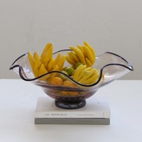 Bixuan Licht Roze Gepunte Textuur Mondgeblazen Kunstglas Schaal met Zwarte Rand, Gegolfde Rand, Voet, Fruitplateau, Tafeldecoratie