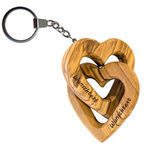 Porte-clés en bois d'olivier avec cœurs entrelacés - un cadeau pour de multiples occasions - Product Image 2