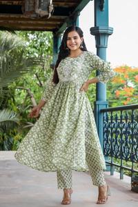 Nayra Kurti imprimé en coton de qualité supérieure beau pantalon imprimé en coton de travail brodé avec ensemble de pantalons longs Dupatta imprimés - Product Image 2