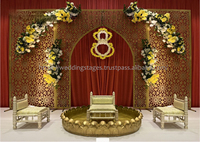 Décoration d'événements Haldi sur le thème de l'extérieur pour mariages indiens, avec Urli et bacs Haldi au design moderne