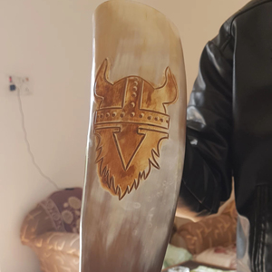 Chope de Luxe Authentique Faite à la Main en Corne Animale Viking, Écologique, Sculptée, Thème Nordique Religieux, pour Mariage et Garçons d'Honneur - Product Image 1