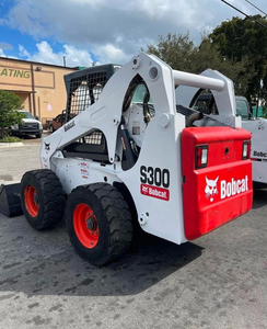 Minicargadora Bob usada en excelentes condiciones para construcción, paisajismo, agricultura, quitanieves y manejo general de materiales - Product Image 6