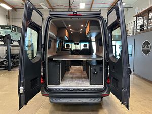 2022 CLEAR COOL WATER LLC Hiace 2500 4x4 Autocar à conduite à gauche automatique Neuf Vente chaude Exportation Chine Spécial Pro Fourgon de transport - Product Image 2