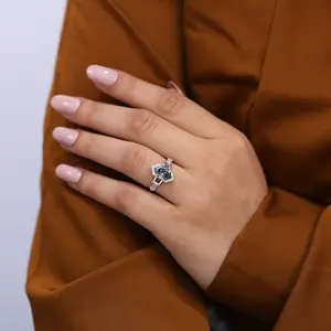 Anillo de Compromiso con Diamante Cultivado en Laboratorio, Corte Hexagonal, Estilo Art Deco, Plata de Ley, Chapado en Oro, Certificado IGI, Lujo, Claridad VS1, Color F - Product Image 3