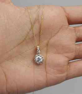 Pendentif en diamant de Moissanite de 1,20 carats Pendentif halo solitaire en argent sterling 925 avec chaîne - Product Image 1