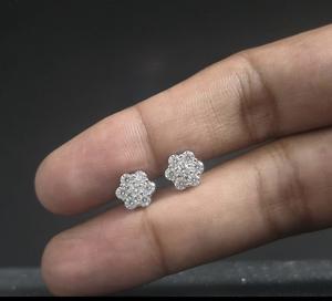 Pendientes de Diamantes de Oro Blanco Atemporales, Acabado Pulido Elegante, Joyería Elegante para Mujer, Ropa Formal, Regalo Especial - Product Image 2