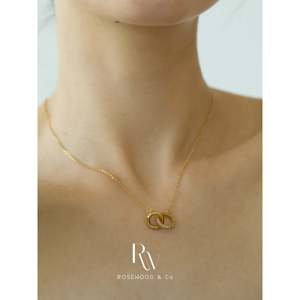 Collana da Donna Minimalista Placcata Oro 18K con Ciondolo a Serpente in Zirconi e Strass, Perle Imitazione, Impermeabile, per Uso Quotidiano - Product Image 3