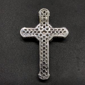 Colgantes cruzados de Baguette de diamantes de 14K, encantadores accesorios de joyería religiosa a la venta - Product Image 5