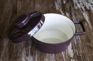 Casserole bleue classique intemporelle moderne fini idéal pour la cuisine servant des repas de famille et la présentation de table - Product Image 6