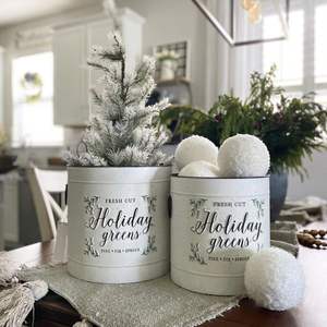 Seau de Noël en métal conçu pour placer de petites plantes d'arbre de Noël ou des cadeaux pour des idées de décoration de maison festive - Product Image 6