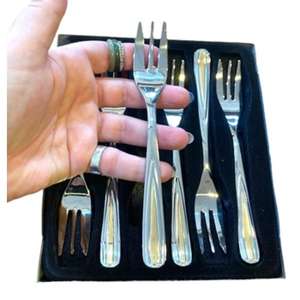 ชุดส้อมช้อนสแตนเลสแบบตั้งโต๊ะ คุณภาพพรีเมียม สำหรับร้านอาหาร โรงแรม ใช้เสิร์ฟอาหาร และใช้ในครัวเรือนอย่างมีระดับ - Product Image 1