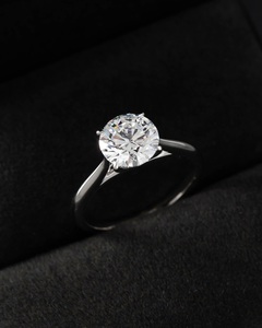 Anillo de compromiso de solitario de CZ blanco de corte redondo de 10mm banda de boda de plata clásica - Product Image 1