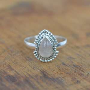 Anillo de Plata de Ley con Cuarzo Rosa, Joyería Delicada con Piedras Preciosas, Hecho a Mano, Elegante y Único, Regalo para Mujer - Product Image 3