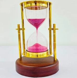 Reloj de arena de latón vintage con parte superior festoneada y arena roja vibrante para uso doméstico de oficina escolar disponible a precios de fábrica al por mayor - Product Image 2