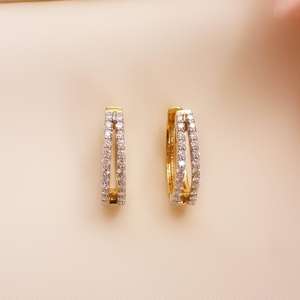 Boucles d'oreilles en diamant de haute qualité au design moderne pour femmes, bijoux en diamant légers pour le bureau, disponibles au meilleur prix - Product Image 2