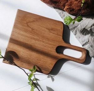 Nueva tabla de cortar de madera versátil hecha a mano con acabado pulido, aspecto atemporal y funcionalidad - Product Image 5