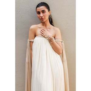 Vestido Elegante de Chifón Calypso con Cuello Bardot, Cintura Imperio, Silueta Recta y Capa Transparente - Product Image 2