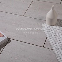 Carreaux de sol en pierre naturelle travertin ivoire clair Centurymosaic finition brossée pour villa appartement direct thaïlande