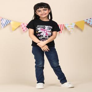 Camiseta de cuello redondo Smart Look 100% algodón para niñas disponible en diferentes métodos de impresión seleccionados a mano para la venta - Product Image 4