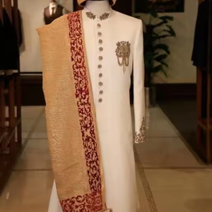 NUEVO HERMOSO BORDADO DE ORO EN SHERWANI Y PANTALÓN BLANCO CON ZAPATO A JUEGO CON CUENTAS DE CRISTAL EMBELLEZADAS, TRABAJO DE DABKA @ 2024 - Product Image 1