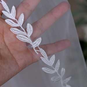 ผ้าคลุมหน้าเจ้าสาว Bridella BV129-WY1 สีไอวอรี่ ชั้นเดียว แต่งขอบลูกไม้ ปักลายอย่างนุ่มนวล ขนาด 100x160 ซม. พร้อมหวีติดผม อุปกรณ์ประกอบฉากถ่ายภาพ - Product Image 2