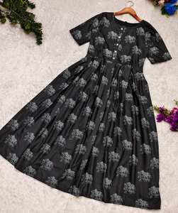 Robe une pièce à imprimé floral pour femmes de créateur en coton doux à manches fantaisie en soie pour les fêtes de mariage Style pakistanais indien pour - Product Image 2