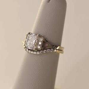 Anillo de compromiso de diamante cultivado en laboratorio con corte radiante de oro de 18k de primera calidad, elegante joyería nupcial para mujer, proveedor mayorista en línea - Product Image 5