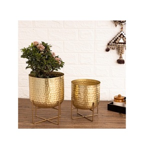 กระถางต้นไม้โลหะสไตล์โบราณ ขายดีที่สุด ความสง่างามแบบคลาสสิกจากอินเดีย บรรจุภัณฑ์แบบกำหนดเอง แกะสลักลายเหล็กสำหรับเครื่องใช้บนโต๊ะอาหาร - Product Image 1