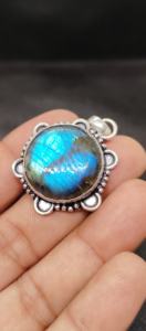 Collier pendentif en labradorite tendance, forme ronde, pierre précieuse - Product Image 3