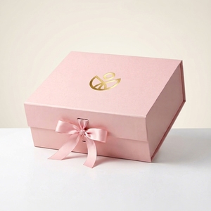 Boîte pliante magnétique en carton rigide sur mesure avec ruban en satin et impression sérigraphique pour panier cadeau de demande en mariage pour demoiselle d'honneur - Product Image 1