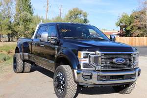 Ford F-450 Super Duty King Ranch 4x4 Turbodiesel V8, Double Cabine, 4 roues motrices, très bien équipé, modèle 2023 - Product Image 2