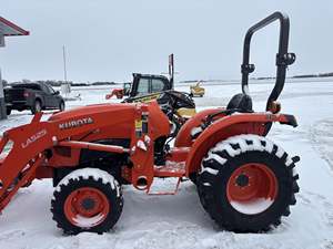 Tracteur compact Kubota LA525 d'occasion avec chargeur frontal 4x4, machine agricole, à vendre - Product Image 1