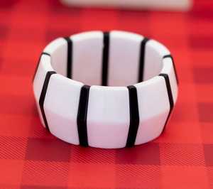 Brazalete Clásico de Resina con Perlas, Diamantes y Detalles en Madera, Joyería de Latón Personalizable para Bodas, Fiestas y Aniversarios - Product Image 1