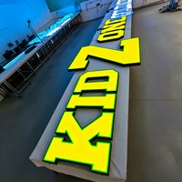 Lettres LED RVB pleine couleur programmables, enseigne lumineuse à lettres canal, affichage de logo personnalisé en acrylique pour signalétique commerciale