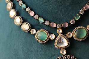 Conjunto de Joyería Nupcial de Alta Calidad con Collar y Aretes de Latón Plateado con Circonita, Estilo Indio Antiguo - Product Image 6