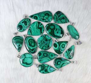 Incroyable pendentif en malachite de formes et de tailles variées pour les femmes Bijoux en pierres précieuses plaquées argent avec incrustation de réglage de lunette - Product Image 3