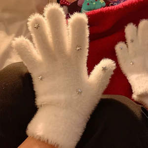 Guantes de invierno esponjosos con diseño de estrella bonita para mujer, guantes peludos de felpa suave y cálidos, calentador de manos acogedor a la moda - Product Image 1
