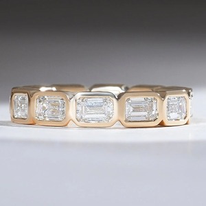 Anillo de Diamante Cultivado en Laboratorio con Certificación IGI, Corte Esmeralda, Engaste de Bisel, Banda Completa de Eternidad, Oro Amarillo de 18K, Anillo de Aniversario de Bodas - Product Image 2