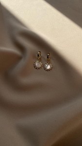 Boucles d'oreilles créoles délicates avec pendentif soleil boucles d'oreilles pendantes célestes bijoux Boho cadeau élégant pour maman soeur petite amie - Product Image 4