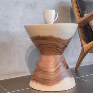 Mesa auxiliar de reloj de arena de madera maciza Suar, muebles de madera hechos a mano únicos, acabado liso - Product Image 1
