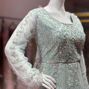 Nuevo diseñador Lehenga en tela de red de color claro con estilo elegante trabajo manual pesado y adorno Jarkan - Product Image 1