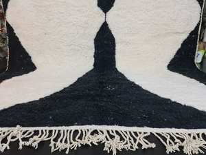 Impresionante alfombra marroquí Beniourain hecha a mano, alfombra de lana de oveja con respaldo anudado en blanco y negro, directa de fábrica - Product Image 5
