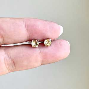 Pendientes de tuerca redondos de topacio amarillo para uso diario, de plata de ley 925, joyería fina minimalista, regalo para su guardarropa - Product Image 1