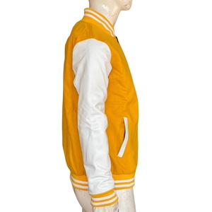 Corps en laine jaune blanc Varsity Jacket avec manches en cuir pour hommes et femmes. Aux prix de gros. - Product Image 5