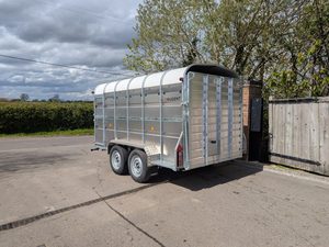 รถพ่วงไฮดรอลิกสำหรับฟาร์ม Nugen L361H-H ขนาด 12 ฟุต 7 ฟุต แบบสองเพลา ขับเคลื่อนสองล้อ ระบบกันสะเทือนแบบ Partition Gate ยางใช้แล้ว พร้อมเกียร์ รับประกัน 1 ปี - Product Image 4