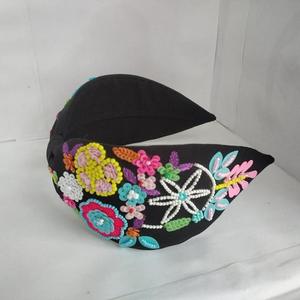 Bandeau en perles de rocaille délicatement conçu pour les femmes qui cherchent à ajouter de l'élégance faite à la main et du charme traditionnel à leur coiffure - Product Image 4