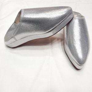 Babouch marroquí hecho a mano moderno, plataforma de cuero plateado sin espalda con almohada y posicionador con función Cherbil - Product Image 1